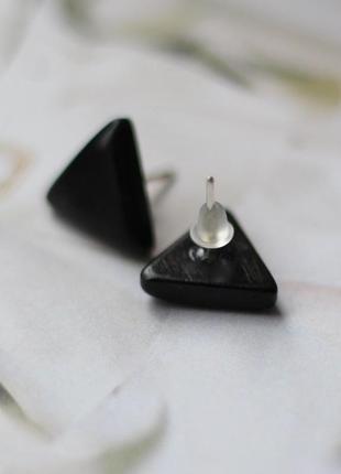 Серьги треугольники из эбенового дерева.лак.серебряный гвоздик.подарок девушке