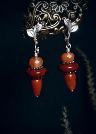 Маленькі срібні сережки із сердоликом