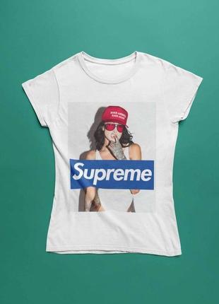 Футболка с принтом девушка supreme1 фото