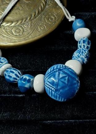 Синє з білим керамічне єтно намисто ручної роботи