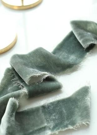 Шелковая бархатная лента ручного окрашивания цвета шалфей (sage green)6 фото