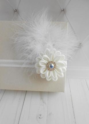 Ошатна біла пов'язка для малятка на рік прикраса на голову з квіткою гарний подарунок дівчинці2 фото