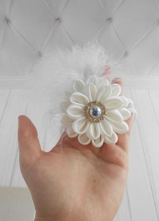 Ошатна біла пов'язка для малятка на рік прикраса на голову з квіткою гарний подарунок дівчинці4 фото