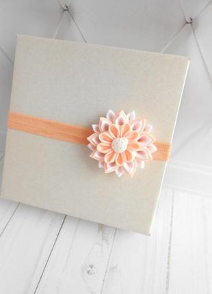 Нежная персиковая повязка для малышки цветочное украшение канзаши подарок для девочки на годик4 фото