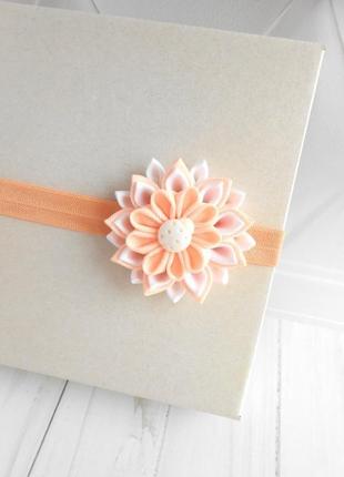 Нежная персиковая повязка для малышки цветочное украшение канзаши подарок для девочки на годик5 фото