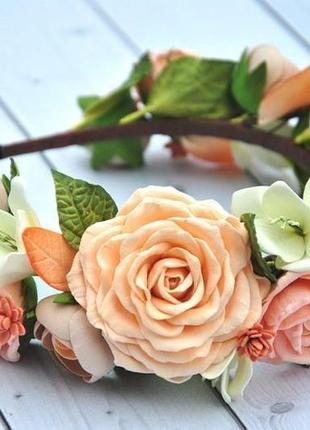 Обруч для дівчинки з квітами обідок з персиковими трояндами ранункулюсами і білими фрезиями