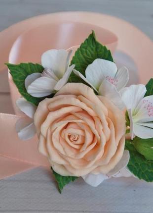 Бутоньєрка з квітами на руку персикова троянда квіти яблуні браслет весільний1 фото