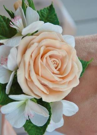 Бутоньєрка з квітами на руку персикова троянда квіти яблуні браслет весільний4 фото