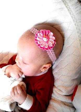Рожева квітка пов'язка з лялечкою для малятка на рік прикраса на голову дівчинці на фотосесію8 фото