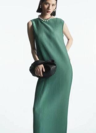 Платье cos длинное зеленое черное в складку1 фото