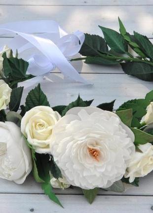 Пишний весільний вінок з білих півоній і пионовидных вінок троянд у зачіску1 фото