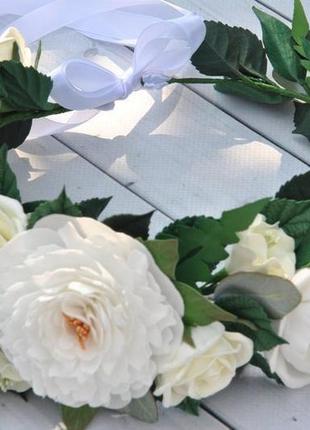 Пишний весільний вінок з білих півоній і пионовидных вінок троянд у зачіску4 фото