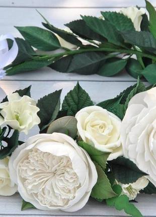 Пишний весільний вінок з білих півоній і пионовидных вінок троянд у зачіску8 фото
