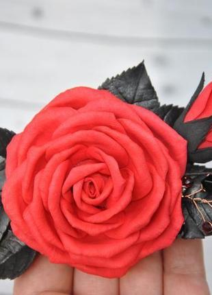 Заколка с красной розой черными листьями украшение в волосы в готическом стиле1 фото