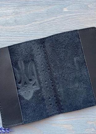 Обложка на паспорт черная кожаная с тиснением "тризуб+вышиванка" украина ручная работа2 фото