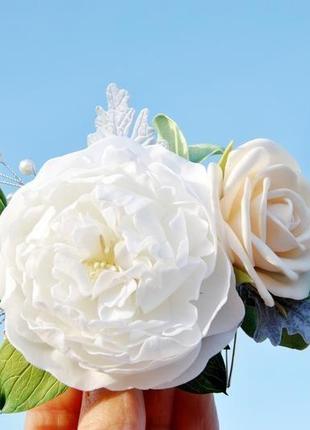 Гребінець з квітами для нареченої прикрасу у волосся з білим піоном кремовою трояндою евкаліптом6 фото