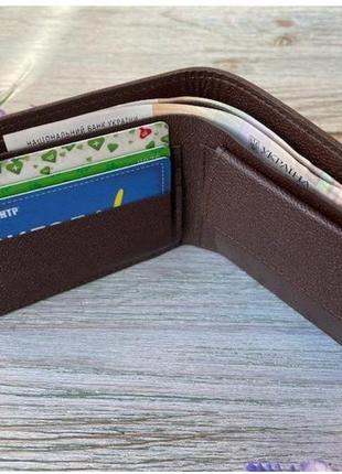 Коричневое маленькое мужское портмоне лев на 6 отделов кошелек на кнопке из натуральной кожи4 фото