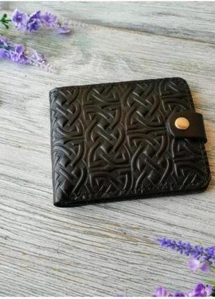 Черное маленькое мужское портмоне  кельтский узел на 6 отделов кошелек на кнопке из натуральной кожи1 фото