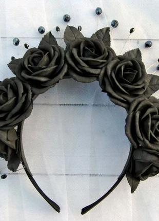 Чорні троянди обруч для волосся квітковий обідок з намистин і чорних троянд3 фото