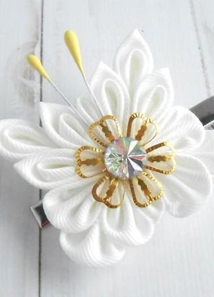 Ошатна шпилька з метеликом біле прикраса для волосся подарунок дівчинці на день народження затискач канзаші1 фото