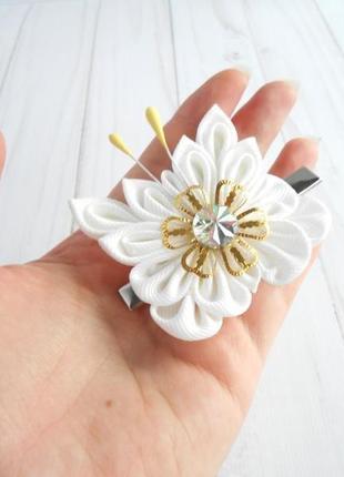 Ошатна шпилька з метеликом біле прикраса для волосся подарунок дівчинці на день народження затискач канзаші6 фото