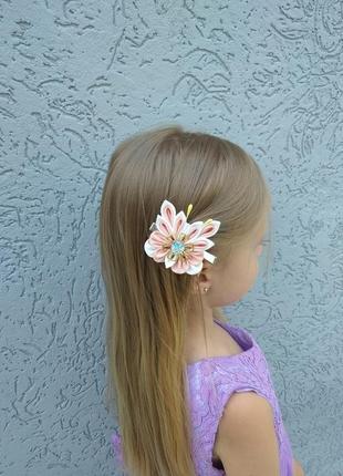 Ошатна шпилька з метеликом біле прикраса для волосся подарунок дівчинці на день народження затискач канзаші8 фото