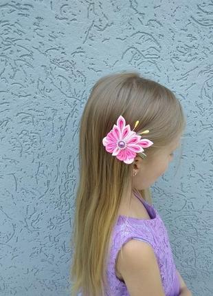 Розовая заколка канзаши с бабочкой украшение для волос подарок девочке на день рождение зажим6 фото