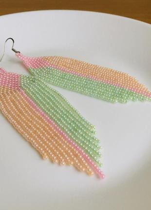 Длинные бисерные серьги с бахромой в пастельных цветах5 фото