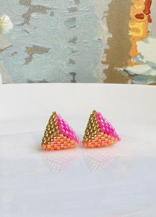 Треугольные серьги гвоздики из японского бисера, миниатюрные бисерные серьги8 фото