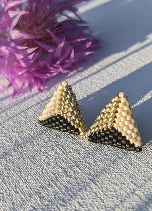 Треугольные серьги гвоздики из японского бисера miyuki, бисерные серьги7 фото