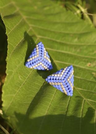Синие треугольные серьги гвоздики из бисера miyuki, бисерные серьги9 фото