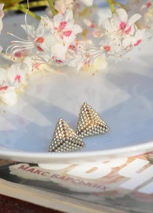 Золотистые треугольные серьги гвоздики из бисера, бисерные серьги10 фото