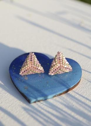 Розовые треугольные серьги гвоздики из бисера, бисерные серьги1 фото