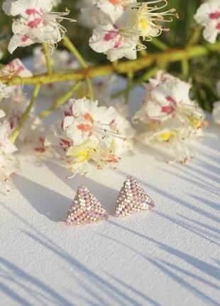 Розовые треугольные серьги гвоздики из бисера, бисерные серьги9 фото