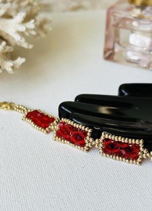 Плетеный браслет из золотистого бисера и красных бусин4 фото