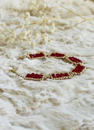 Плетеный браслет из золотистого бисера и красных бусин2 фото