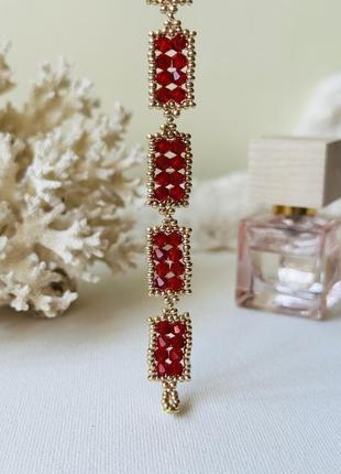 Плетеный браслет из золотистого бисера и красных бусин6 фото