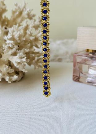 Плетений браслет із золотистого бісеру та синіх намистин3 фото