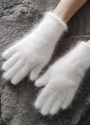Вязаные белые пушистые перчатки