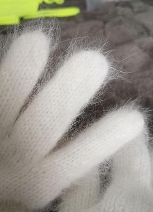 Вязаные белые пушистые перчатки2 фото