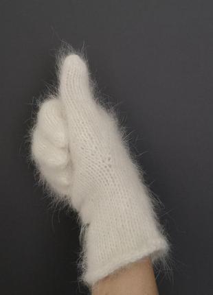 Вязаные белые пушистые перчатки