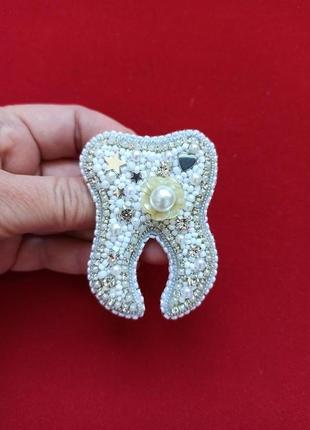 Чудовий зубик -брошка для професійних стоматологів, дантистів2 фото