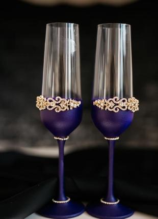 Весільні келихи індиго 2 шт. фужери на весілля у фіолетовому кольорі в декором з страз1 фото