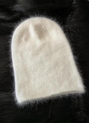 Вязаная белая шапка бини кролик ангора5 фото