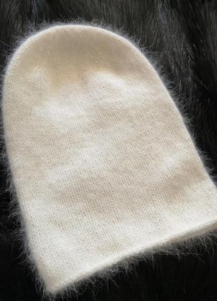 Вязаная белая шапка бини кролик ангора4 фото