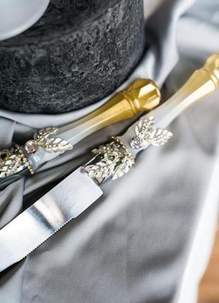 Прилади для весільного торта золота ніжність. ніж і лопатка у золотому кольорі з декором2 фото