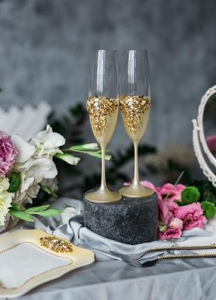 Набор на свадьбу золотые гортензии. бокалы, приборы для торта, десертная тарелка и вилки с декором2 фото
