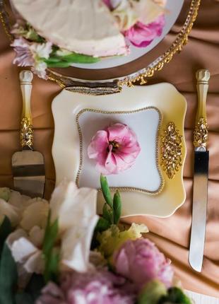 Набір на весілля золоті гортензії. келихи, прилади для торта, десертна тарілка та виделки з декором3 фото
