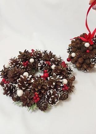 Рождественский венок и шар из натуральных шишек, новогодний декор красные ягоды2 фото