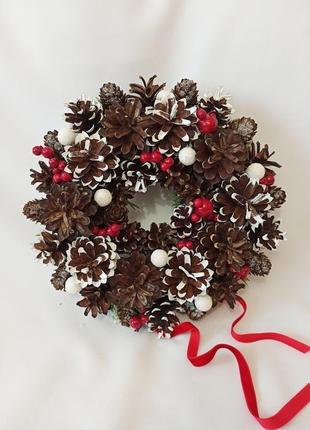 Рождественский венок из натуральных шишек, новогодний декор красные ягоды3 фото